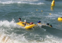 파도가 즐거운 피서객들…경포해수욕장 개장