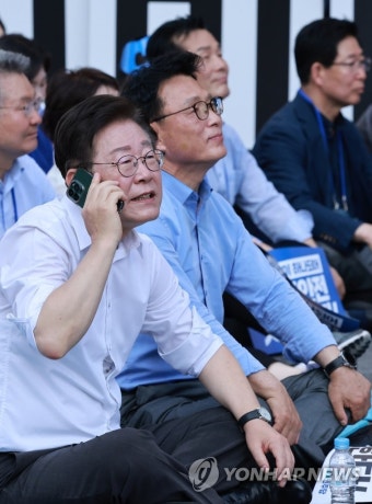 통화하는 이재명 대표