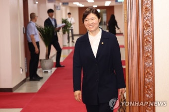 국무회의장 들어서는 장미란 2차관