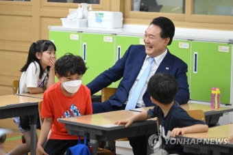 '늘봄학교' 찾은 尹 