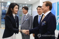 귄터 티치 회장과 인사하는 김건희 여사