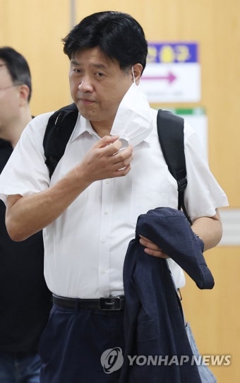 김용 전 부원장, 공판 출석