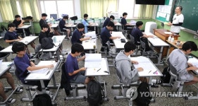 전국연합학력평가 치르는 수험생
