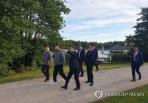 아침 산책 나선 윤석열 대통령