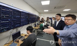 나이스 시스템 운영현황 점검하는 장상윤 차관
