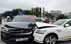 교차로서 SUV-화물차 충돌