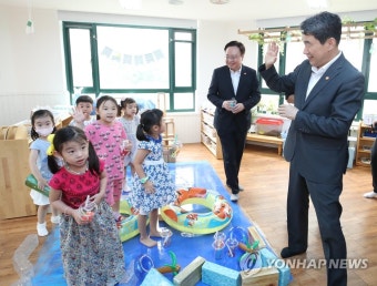 어린이들과 인사하는 이주호 부총리와 조규홍 장관