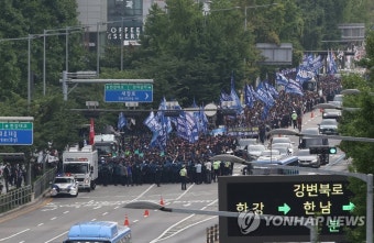 민주노총 행진 막아선 경찰