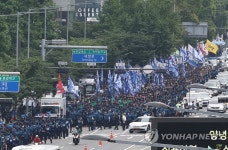 민주노총 행진 막아선 경찰