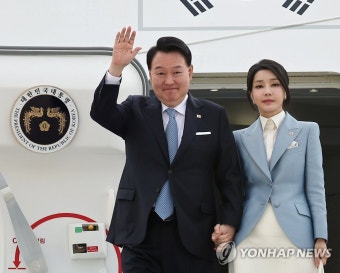 폴란드 도착한 윤석열 대통령 부부