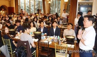 기자들과의 소통 행사에서 인사말하는 이재명 대표