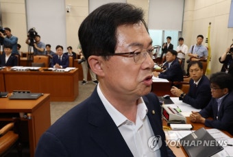 퇴장하는 행안위 국민의힘 의원들