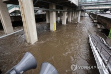 전북에 밤새 113㎜ 세찬 비…도내 모든 시군에 호우특보