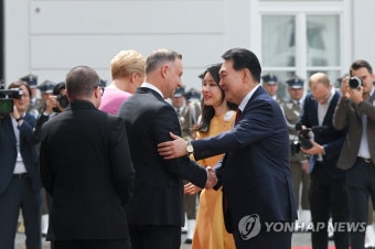 인사 나누는 윤석열 대통령과 두다 폴란드 대통령