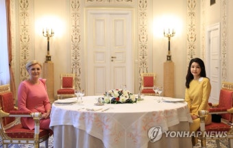 폴란드 대통령 부인과 오찬 함께하는 김건희 여사