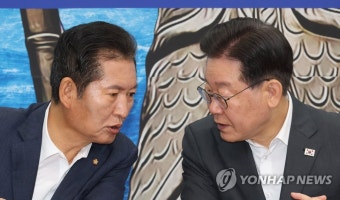 정청래 최고위원과 대화하는 이재명 대표