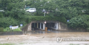 불어난 무심천에 잠긴 도로