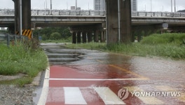 불어난 무심천에 잠긴 도로