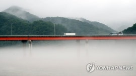 물안개 가득한 춘천 호수변 도로