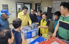 응급구호 세트 전달하는 원강수 원주시장