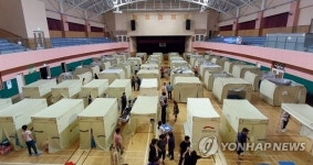 부여 국민체육센터에 대피한 이재민들