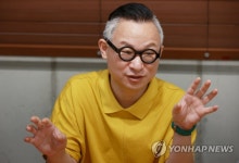 인터뷰하는 박석환 이사