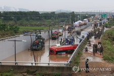 인명 수색위해 배수작업 진행되는 궁평2지하차도