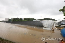 빗물이 가득 찬 비닐하우스 농가