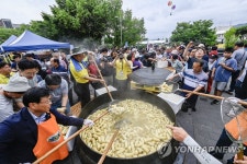 대형 가마솥에 쪄낸 찰옥수수