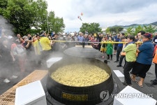 대형 가마솥에 쪄낸 찰옥수수