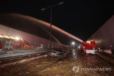 배수작업 계속되는 궁평２지하차도