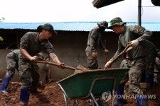 공주서 수해 복구하는 32사단 장병들