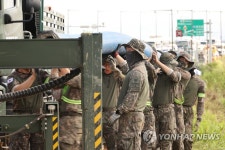 궁평지하차도 배수 작업하는 장병들