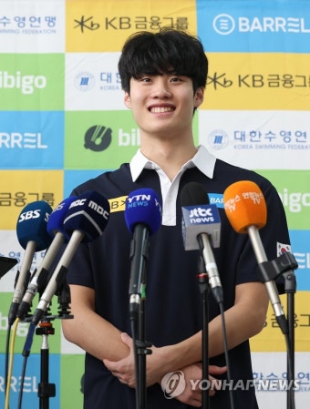 질문 답하는 황선우