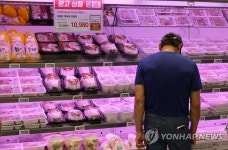 내일은 중복, 닭고기 고르는 시민들