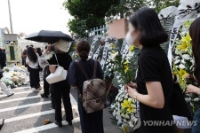 서이초등학교 앞 이어지는 추모 발길
