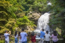 무더위 날리는 수락폭포 물줄기