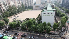 학교 앞 추모 행렬