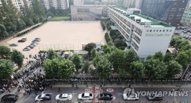 학교 앞 추모 행렬