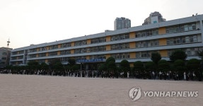 운동장에서 기다리는 추모객들