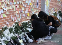 체육관에 붙은 추모 포스트잇들