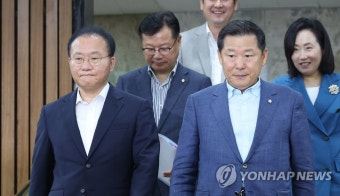 원내대책회의 참석하는 윤재옥 원내대표와 이철규 사무총장