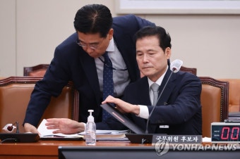 자료 살펴보는 김영호 통일부 장관 후보자