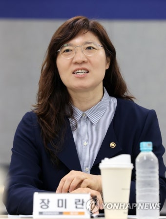 의견 청취하는 장미란 제2차관