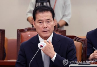 자료 제출 요구 발언 듣는 김영호 통일부 장관 후보자