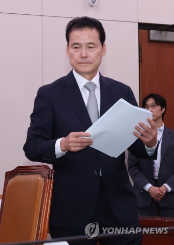 발언 마치고 자리로 돌아오는 김영호 통일부 장관 후보자