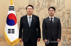 권영준 신임 대법관과 기념촬영하는 윤석열 대통령