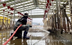 축사 청소하는 육군 장병