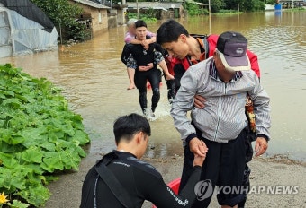 고립된 주민 구조하는 전남 소방