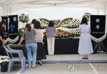 강남서초교육지원청 분향소 찾은 시민들